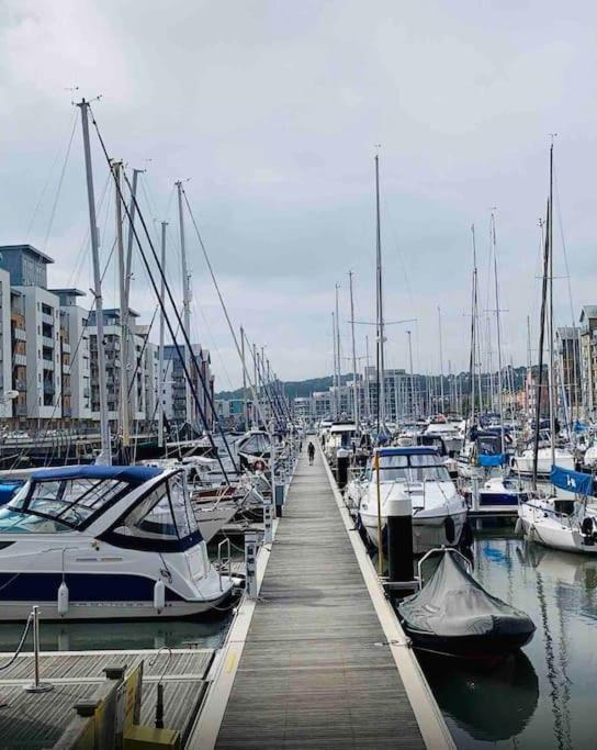 Cosy At The Marina Apartment